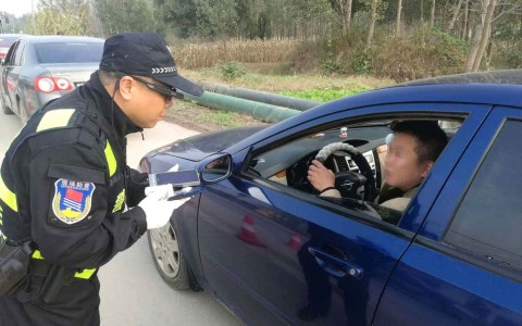 中国警察使用面部识别眼镜抓住罪犯