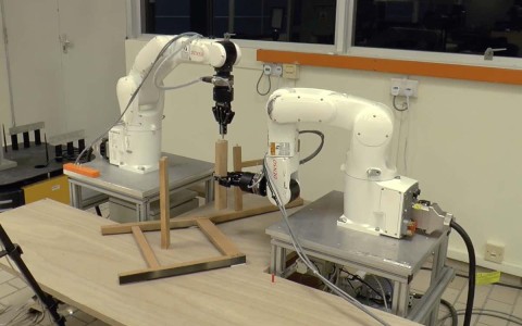 观看机器人在短短9分钟内组装宜家椅子