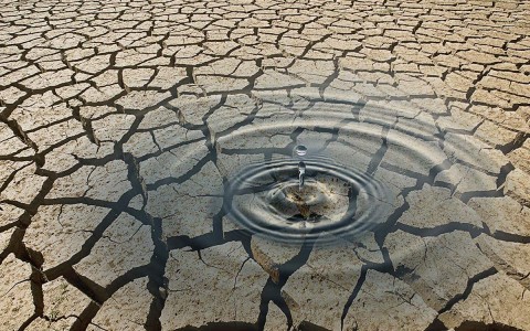 可以使用阳光的热量从沙漠空​​气中提取水