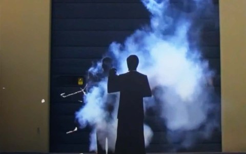 警察机器人可以通过窗户扔掉，并分散嫌疑人的注意力