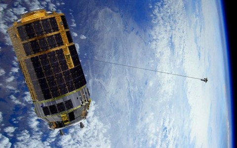 太空垃圾收集器在第一次测试中击中障碍后燃烧